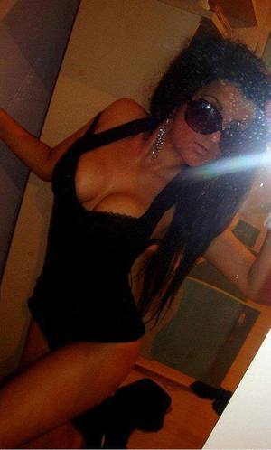 Elenore from Simsbury, Connecticut is looking for adult webcam chat