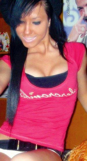 Eleonora from North Carolina is looking for adult webcam chat